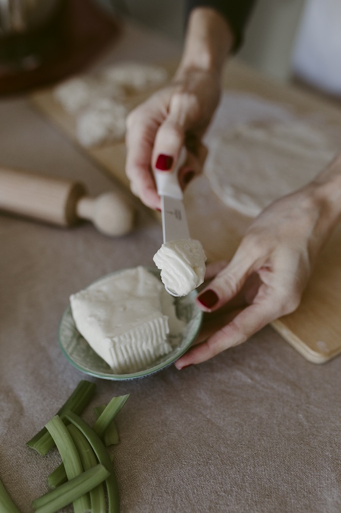 Preparazione pane naan - Aggiunta formaggio