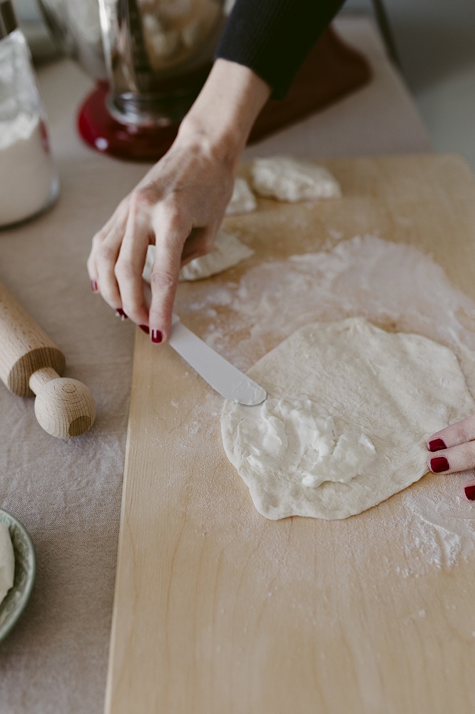Preparazione pane naan - Stesura formaggio