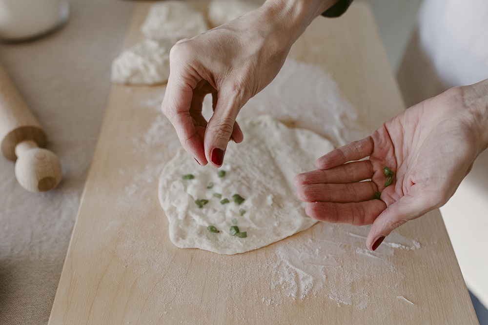 Preparazione pane naan - Aggiunta erba cipollina