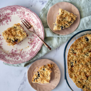 Sbriciolata con ricotta, albicocche e mirtilli