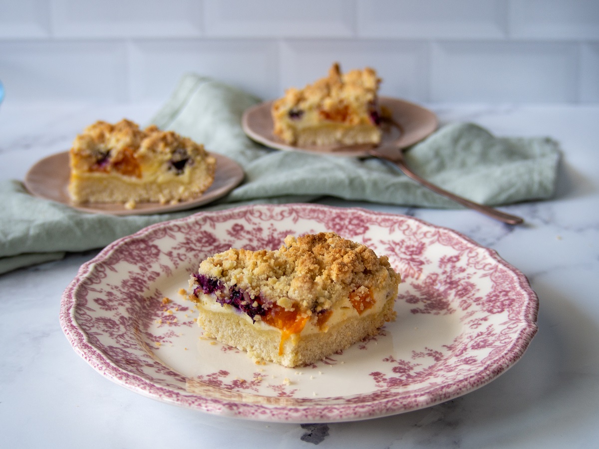 sbriciolata con ricotta, albicocche e mirtilli