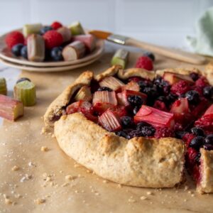 galette rabarbaro e frutti di bosco