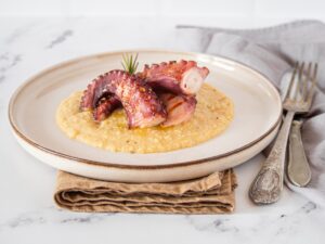 polpo alla griglia su crema di ceci