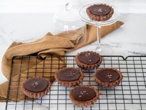 tartellette al cacao, caramello salato e ganache al cioccolato