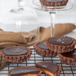 tartellette al cacao, caramello salato e ganache al cioccolato