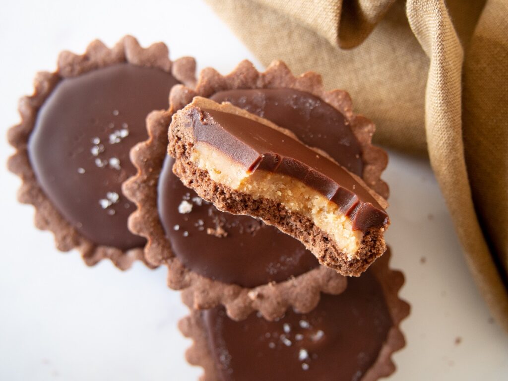 tartellette al cacao, caramello salato e ganache al cioccolato