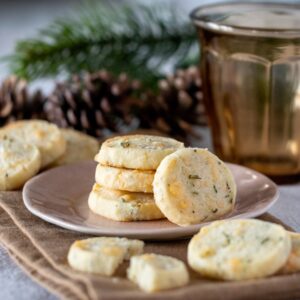 sables al parmigiano e erbe aromatiche