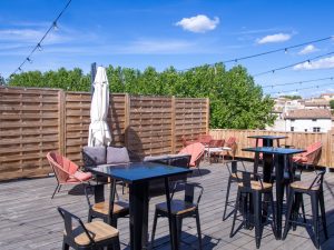 La terrazza panoramica dell'Hotel Escaletto che affaccia sui tetti di Aix-en-Provence