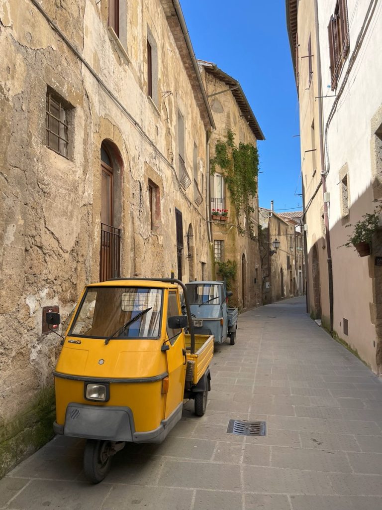 Pitigliano, la “Piccola Gerusalemme” scolpita nel tufo