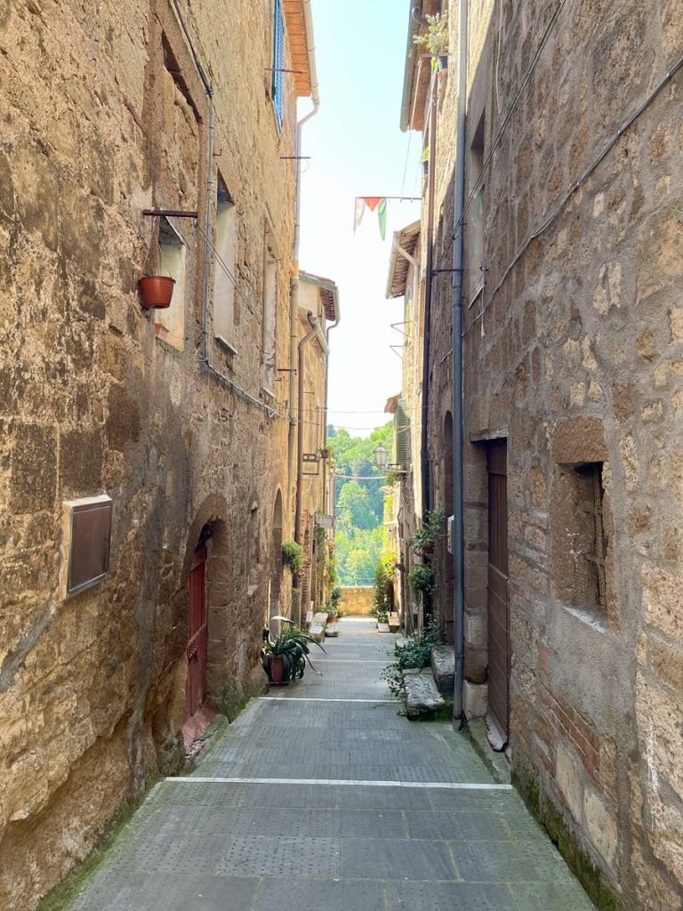 Pitigliano, la “Piccola Gerusalemme” scolpita nel tufo