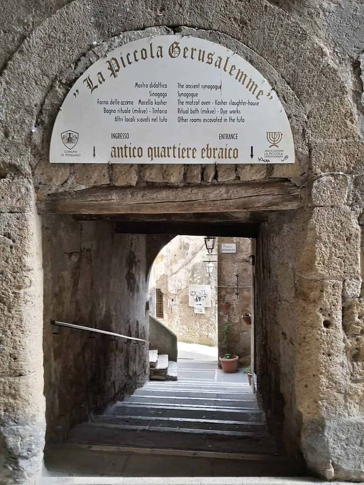 Pitigliano, la “Piccola Gerusalemme” scolpita nel tufo