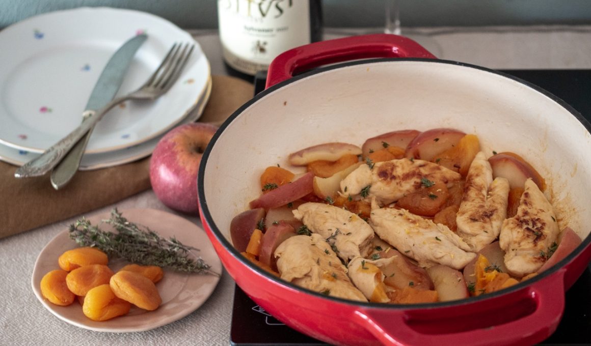 Pollo in cocotte con mele e albicocche disidratate