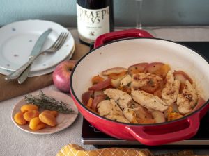 Pollo in cocotte con mele e albicocche disidratate