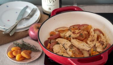 Pollo in cocotte con mele e albicocche disidratate