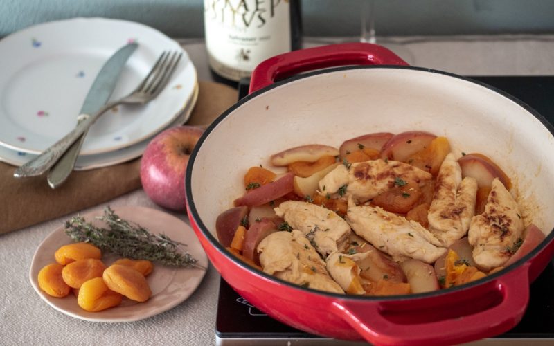 Pollo in cocotte con mele e albicocche disidratate