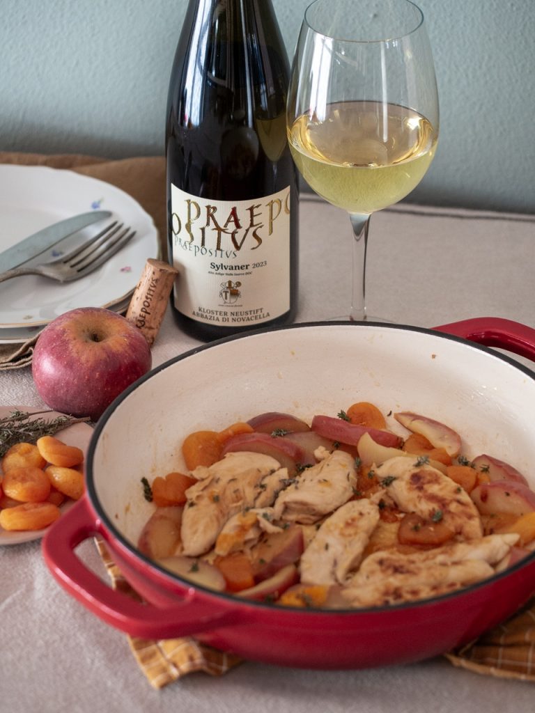 Pollo in cocotte con mele e albicocche disidratate