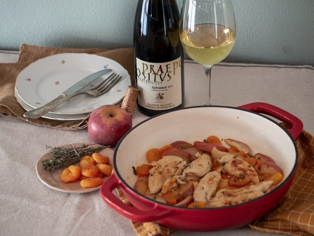 Pollo in cocotte con mele e albicocche disidratate