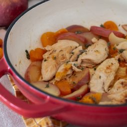 Pollo in cocotte con mele e albicocche disidratate
